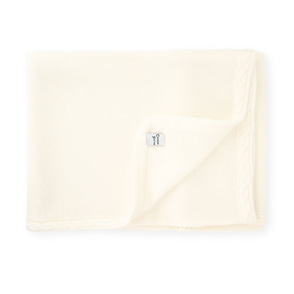 Produktfoto, Kaschmirdecke, Babydecke, Offwhite, glatt_rechts_gestrickt, mit Zopfrand als Abschlusskante, 80x85 cm, 100 % Cashmere