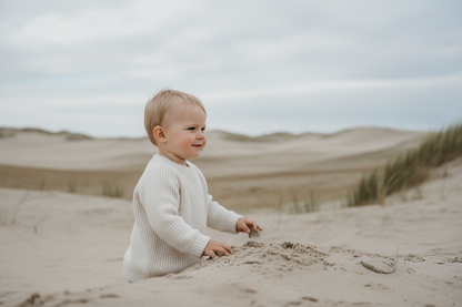 Babysweater Offwhite Lifestyle - korrekte Länge