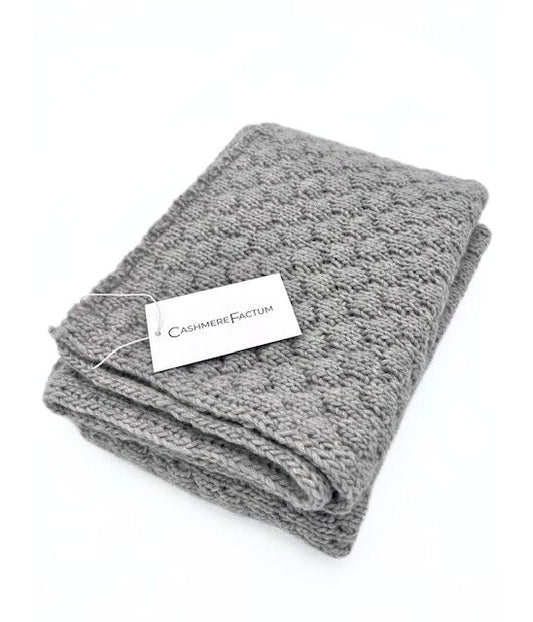 Cashmere_Babydecke_Handgestrickt_Bubblemuster_Hellgraumeliert