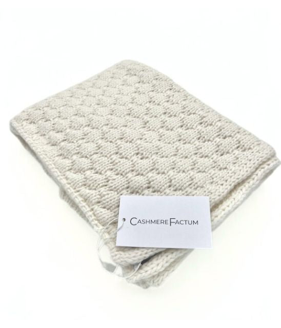 Caschmere_Babydecke_Naturweiß_Handgestrickt_Bubblemuster