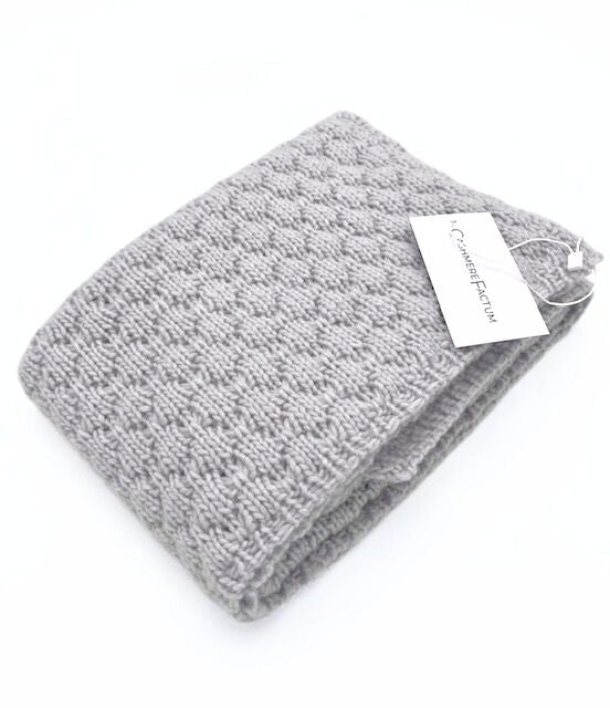Cashmere_Babydecke_Pastellgrau_Handgestrickt_Bubblemuster